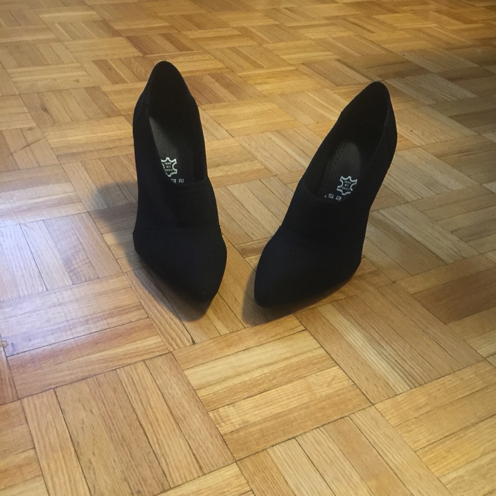 Elegant Black Heels!